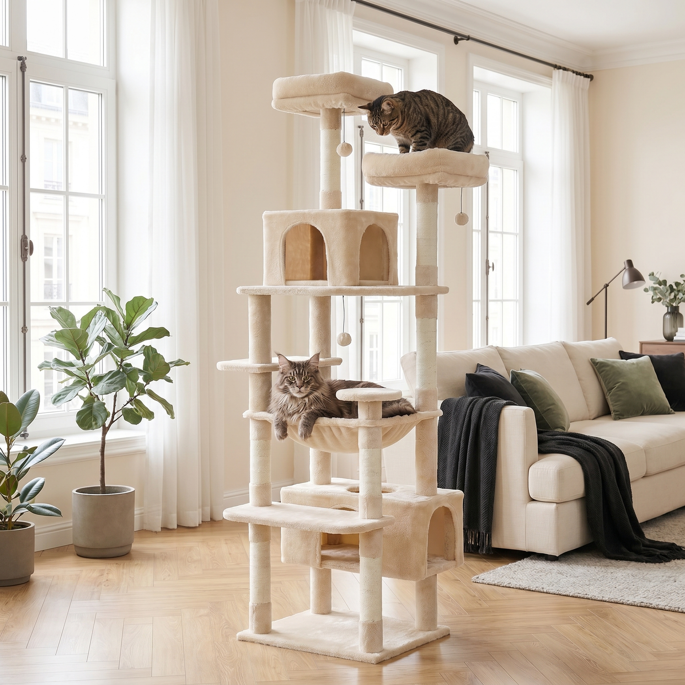 Arbre à chat multi-niveaux premium en peluche beige et sisal naturel dans un salon élégant, deux chats installés dessus — bannière d'accueil Féline Smart.