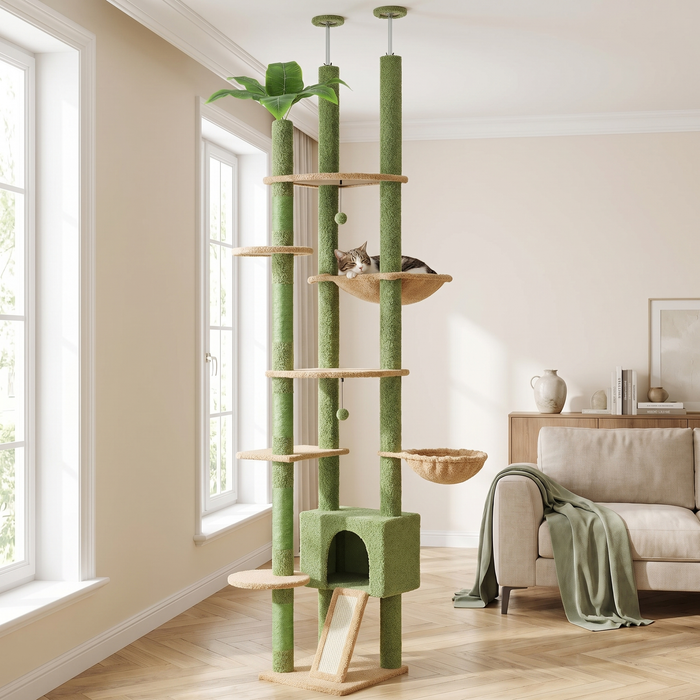 Arbre à chat cactus sol-plafond vert avec chat allongé dans le hamac beige, salon lumineux