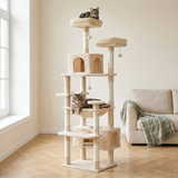 Maine Coon dans le hamac et chat tigré au sommet de l'arbre à chat géant 184 cm beige, salon lumineux