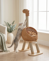 Deux chats sur l'arbre à chat dinosaure : griffade du cou en sisal et sieste dans le nid en rotin
