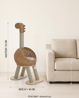 Dimensions arbre à chat dinosaure : hauteur 116 cm, base 67 × 45 cm, comparé à un canapé