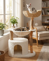 Deux chats sur l'arbre bois et rotin : panier tressé et hamac suspendu