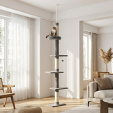 Arbre à chat sol-plafond Féline Smart dans un salon, chat sur le perchoir sommital