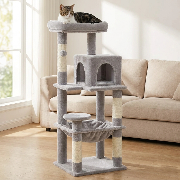 Grand arbre à chat Féline Smart dans un salon, chat sur le perchoir haut