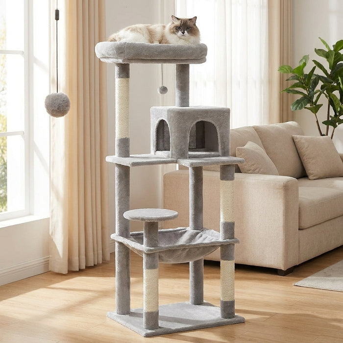 Arbre à chat 143 cm Féline Smart dans un salon, chat sur le perchoir haut