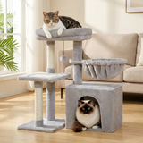 Arbre à chat compact transformable Féline Smart dans un salon, chats sur le perchoir et dans le condo
