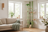Arbre à chat XL sol-plafond vert Féline Smart dans un salon scandinave, chat allongé sur une plateforme