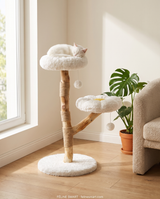 Chat blanc endormi sur le coussin fleur de l'arbre à chat marguerite, salon lumineux